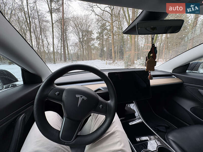 Седан Tesla Model 3 2019 в Березане