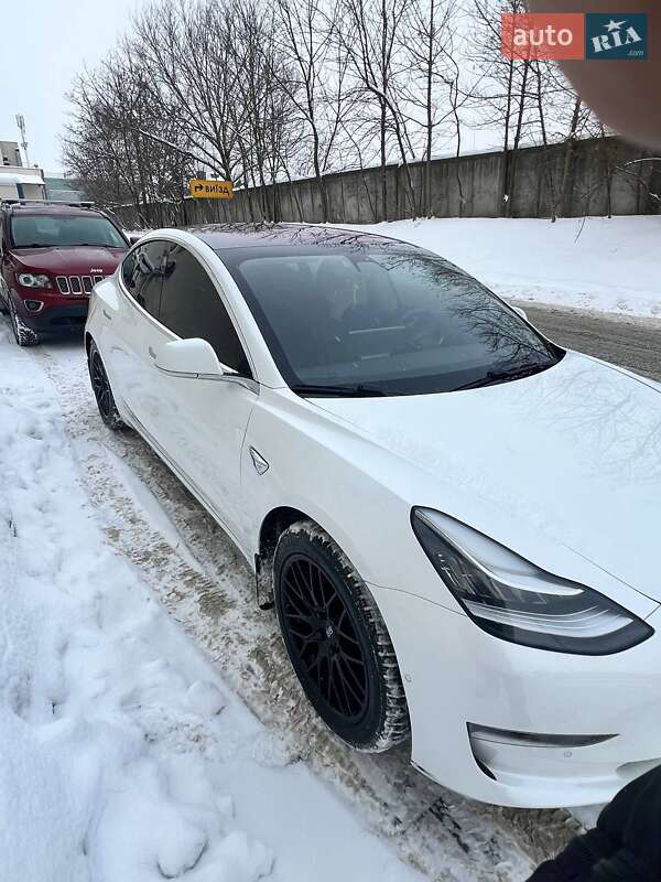 Седан Tesla Model 3 2017 в Львові