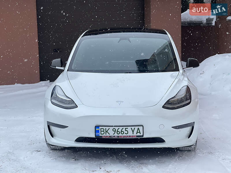 Седан Tesla Model 3 2019 в Ровно
