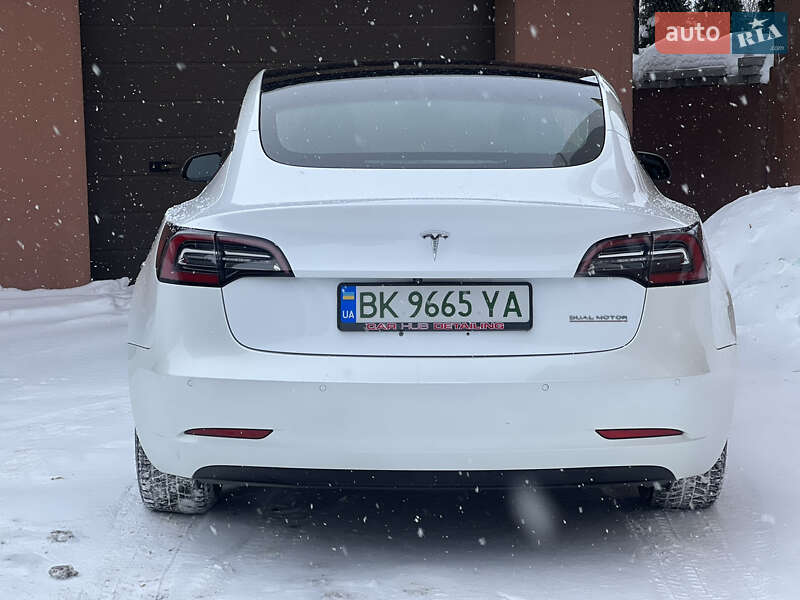 Седан Tesla Model 3 2019 в Ровно