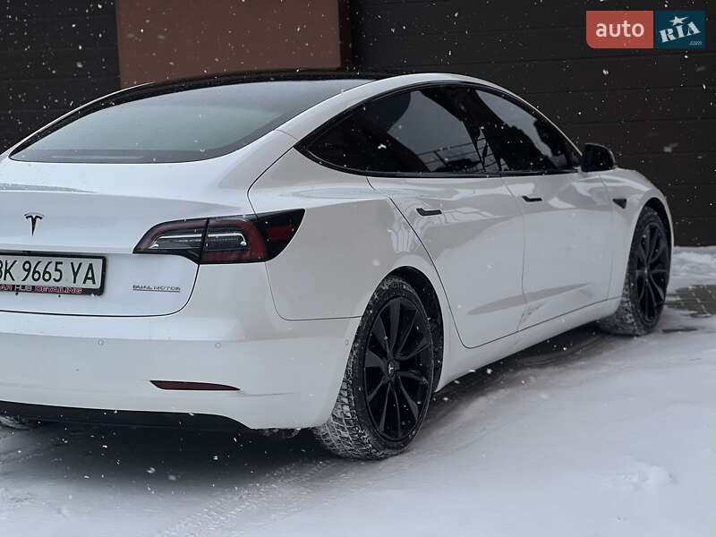 Седан Tesla Model 3 2019 в Ровно