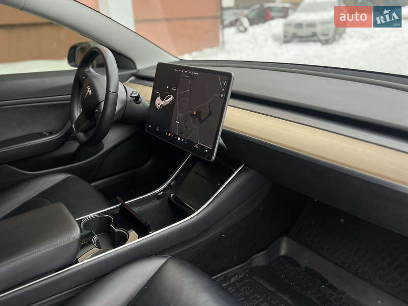 Седан Tesla Model 3 2019 в Ровно