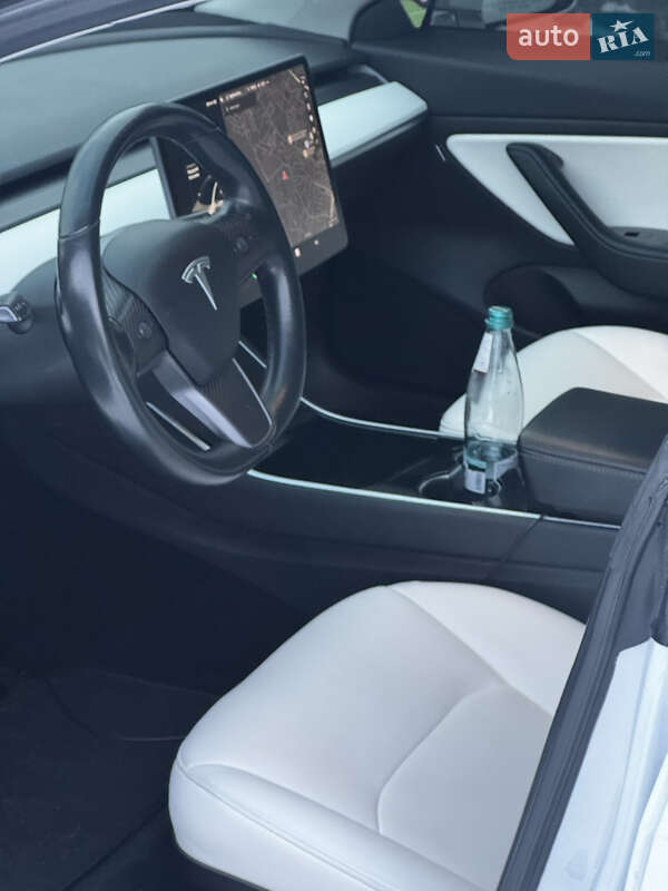 Седан Tesla Model 3 2019 в Киеве