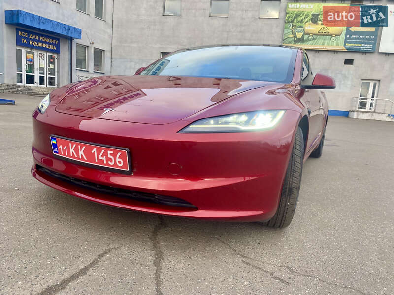 Седан Tesla Model 3 2024 в Чернигове