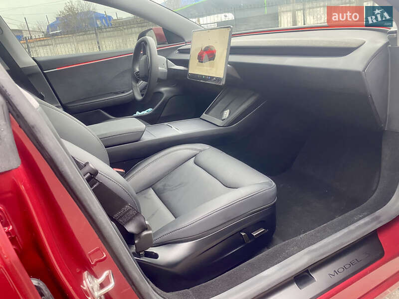 Седан Tesla Model 3 2024 в Чернигове