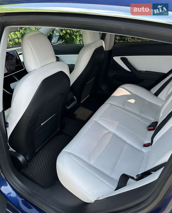 Седан Tesla Model 3 2018 в Львове