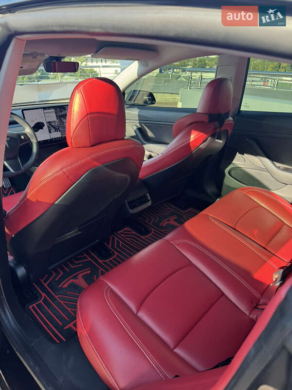 Седан Tesla Model 3 2021 в Киеве