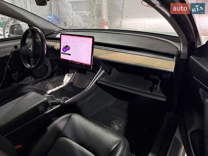 Седан Tesla Model 3 2018 в Володимирі