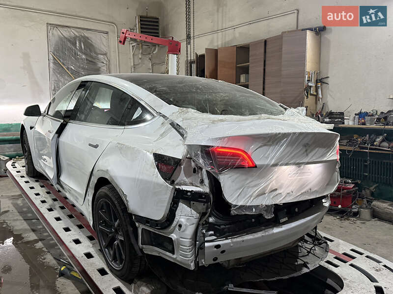 Седан Tesla Model 3 2018 в Володимирі