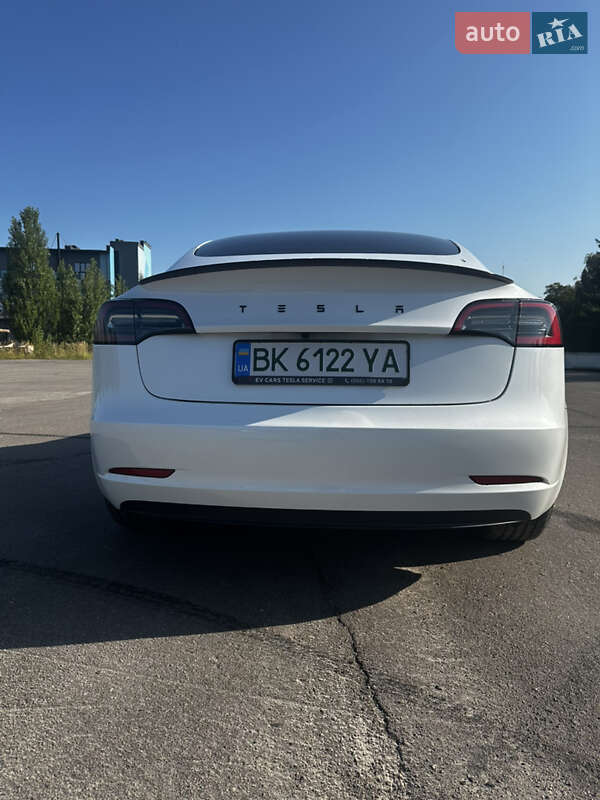 Седан Tesla Model 3 2023 в Ровно