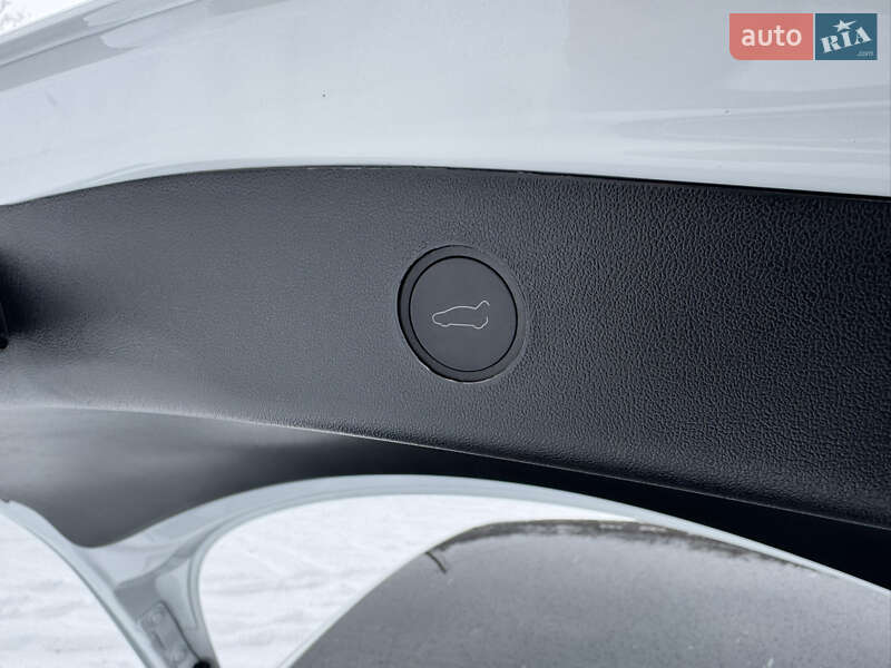 Седан Tesla Model 3 2023 в Дніпрі