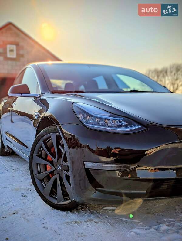 Седан Tesla Model 3 2020 в Березному