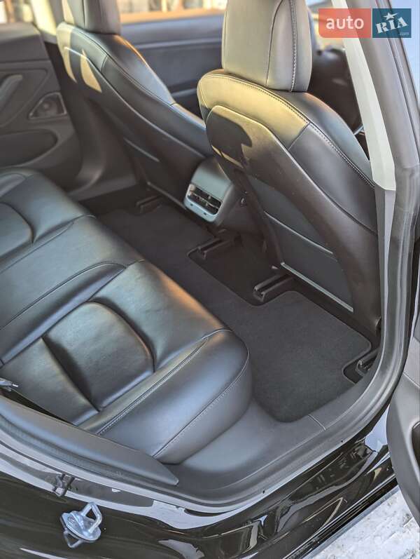 Седан Tesla Model 3 2020 в Березному