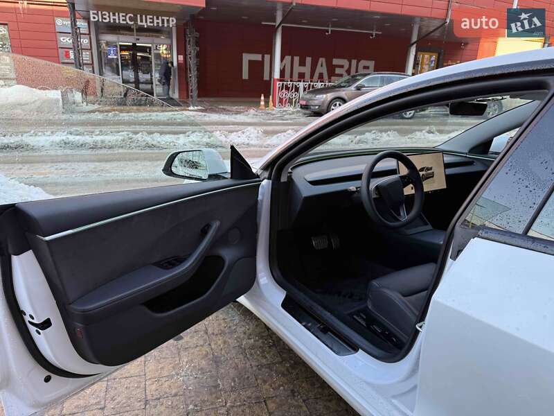 Седан Tesla Model 3 2024 в Львові