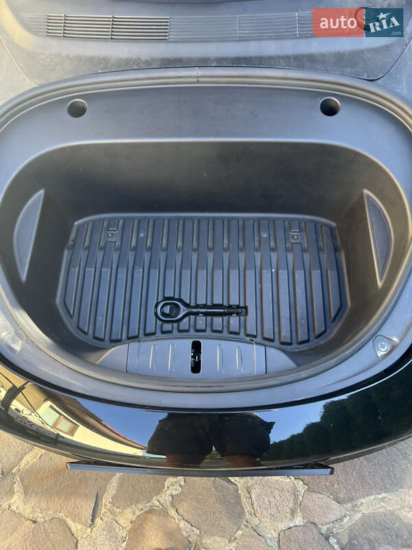 Седан Tesla Model 3 2022 в Ужгороді