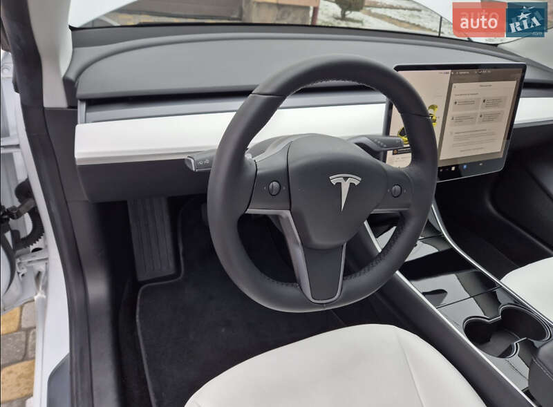 Седан Tesla Model 3 2019 в Львове