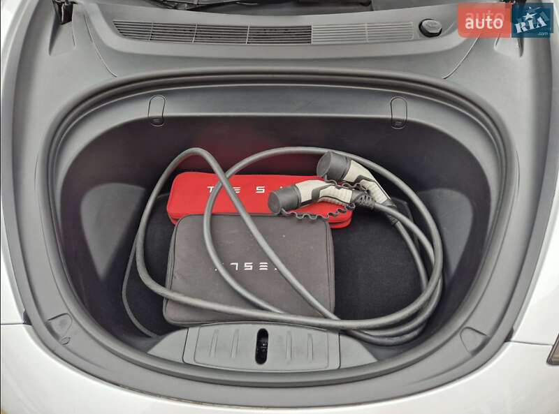 Седан Tesla Model 3 2019 в Львове