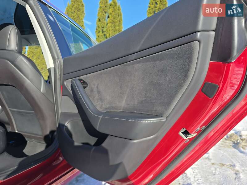 Седан Tesla Model 3 2019 в Львові