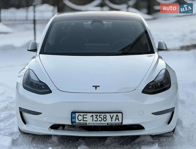 Седан Tesla Model 3 2023 в Черновцах
