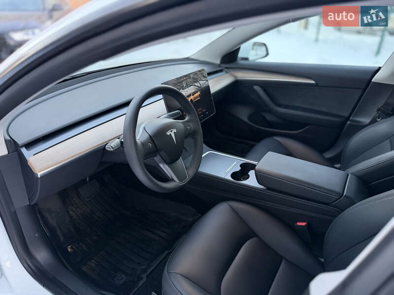Седан Tesla Model 3 2023 в Черновцах
