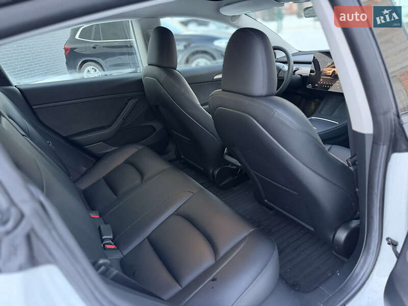 Седан Tesla Model 3 2023 в Черновцах