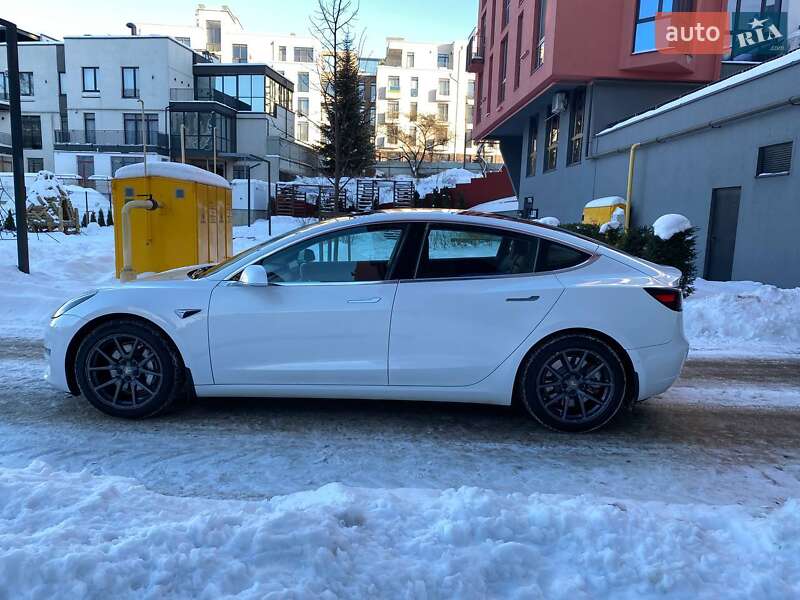 Седан Tesla Model 3 2018 в Львові