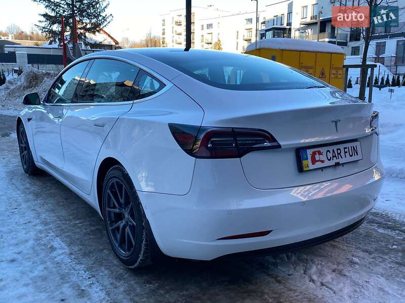 Седан Tesla Model 3 2018 в Львові