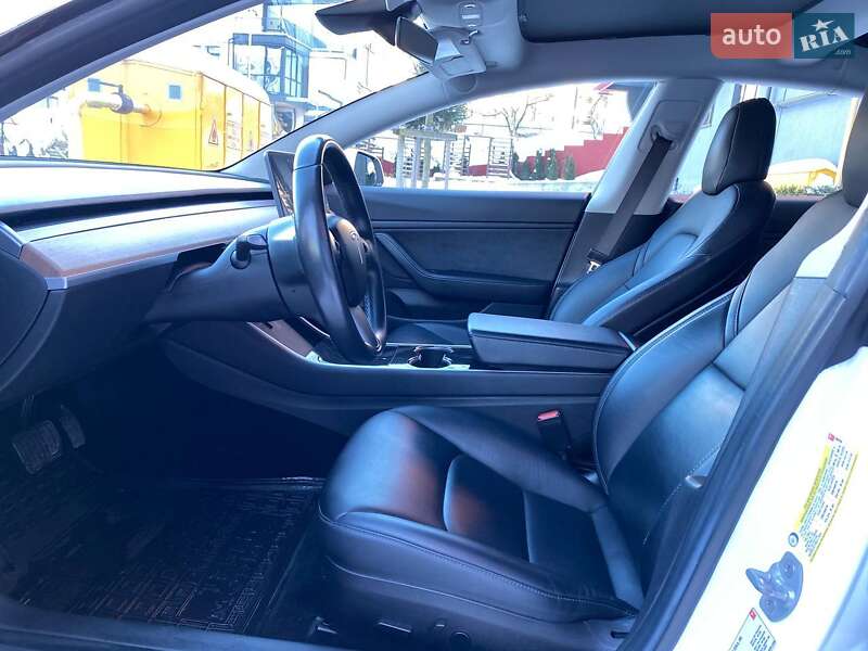 Седан Tesla Model 3 2018 в Львові