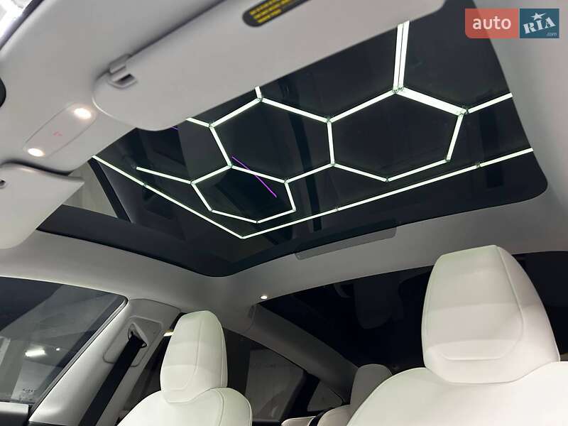 Седан Tesla Model 3 2024 в Чернівцях