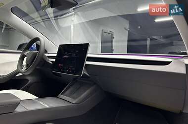 Седан Tesla Model 3 2024 в Черновцах