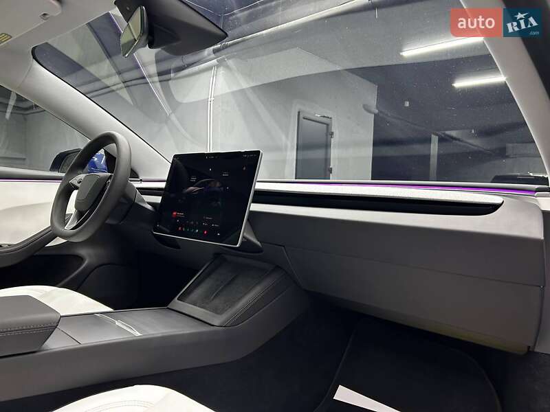 Седан Tesla Model 3 2024 в Чернівцях