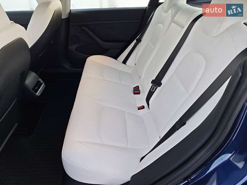 Седан Tesla Model 3 2023 в Львове