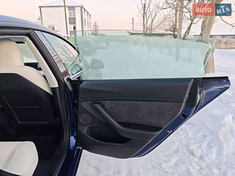 Седан Tesla Model 3 2023 в Львове