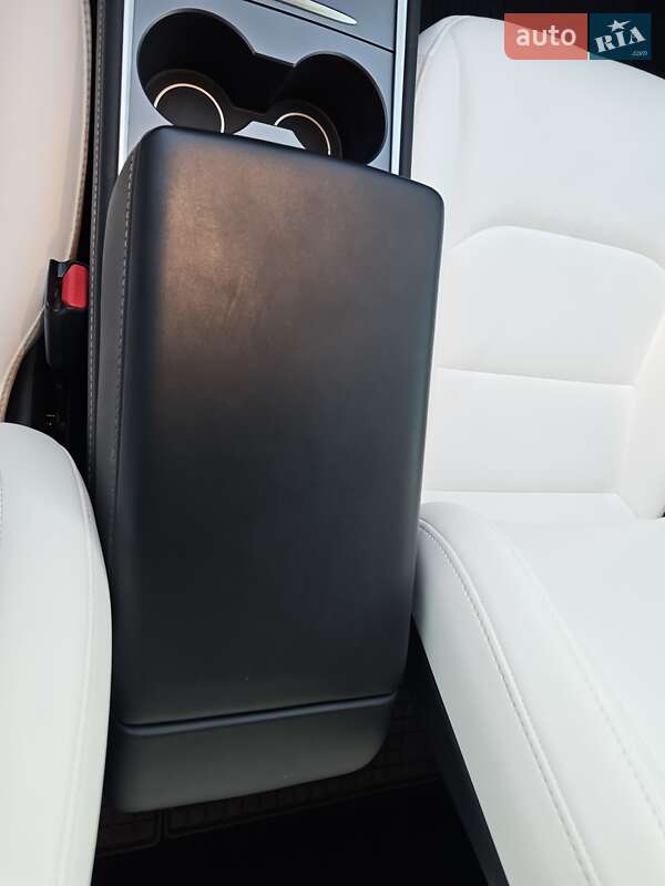 Седан Tesla Model 3 2023 в Львове