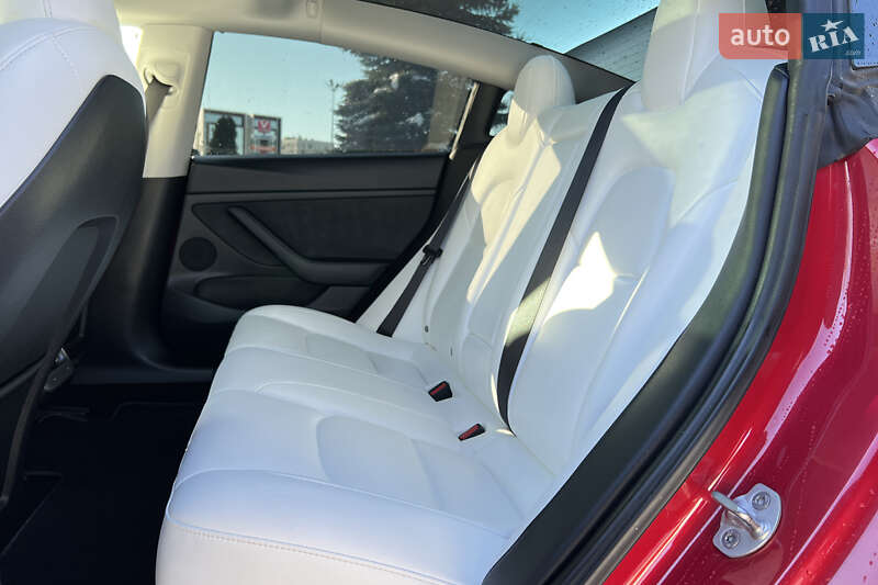 Седан Tesla Model 3 2023 в Львове