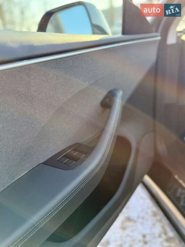 Седан Tesla Model 3 2024 в Вінниці