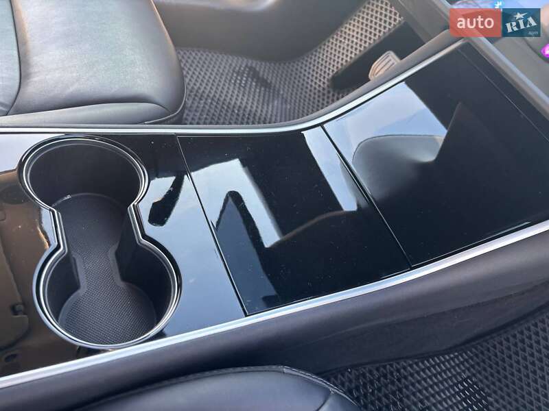 Седан Tesla Model 3 2019 в Ирпене