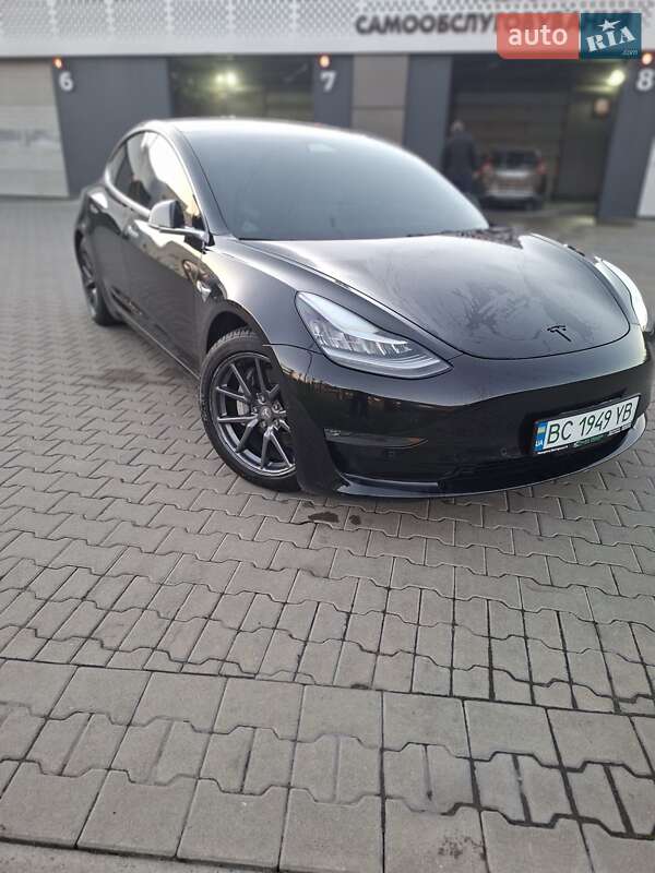 Седан Tesla Model 3 2018 в Львові