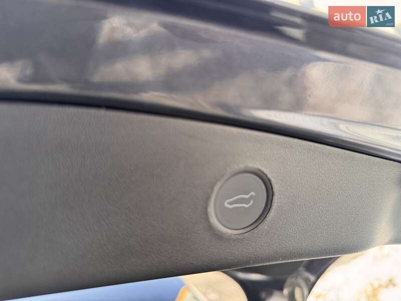 Седан Tesla Model 3 2022 в Львове