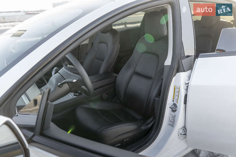 Седан Tesla Model 3 2021 в Ужгороді