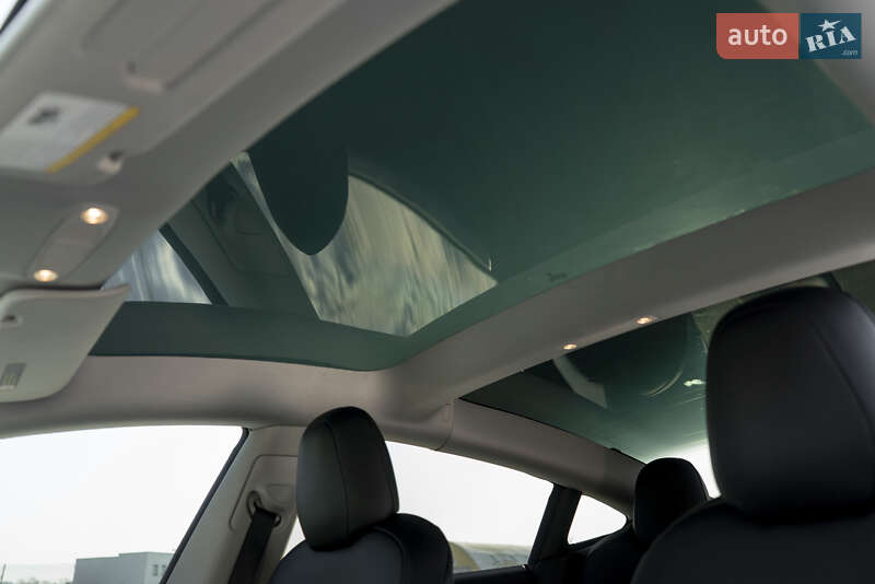 Седан Tesla Model 3 2021 в Ужгороді