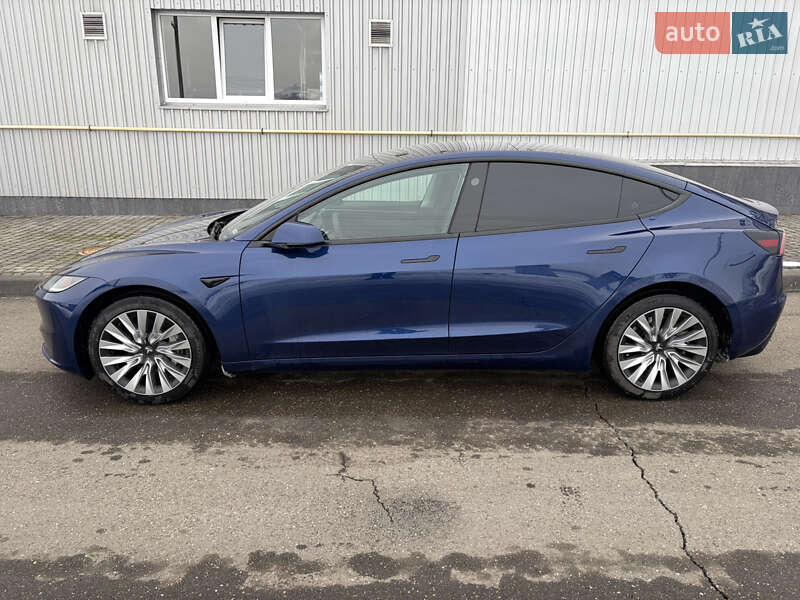Седан Tesla Model 3 2024 в Ужгороді