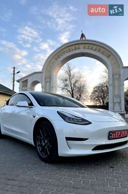 Седан Tesla Model 3 2019 в Остроге