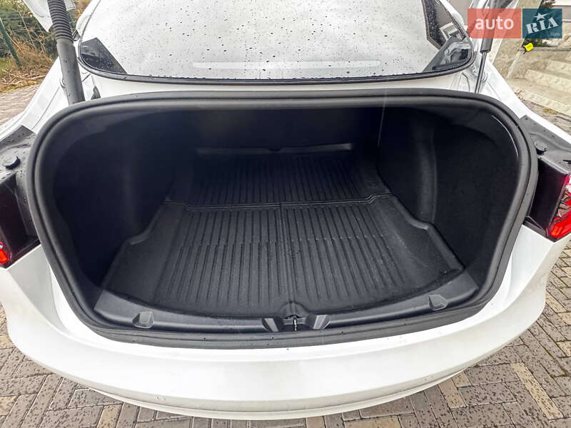 Седан Tesla Model 3 2022 в Києві