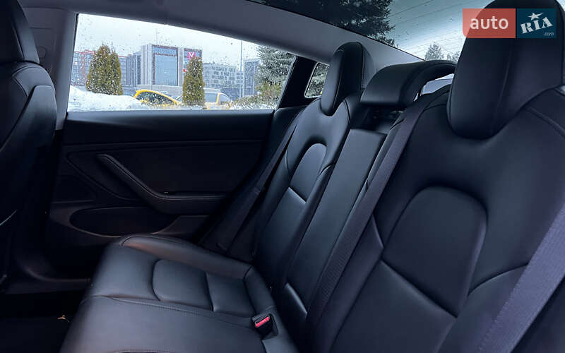 Седан Tesla Model 3 2019 в Львові