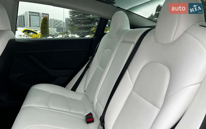 Седан Tesla Model 3 2022 в Львове