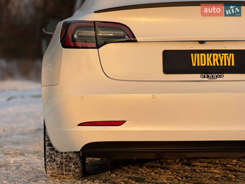 Седан Tesla Model 3 2019 в Киеве