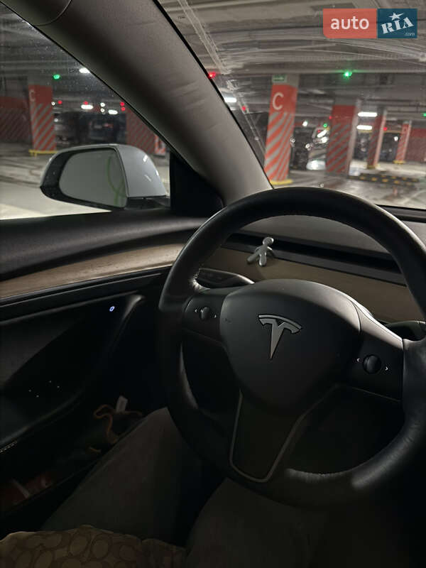 Седан Tesla Model 3 2021 в Львове