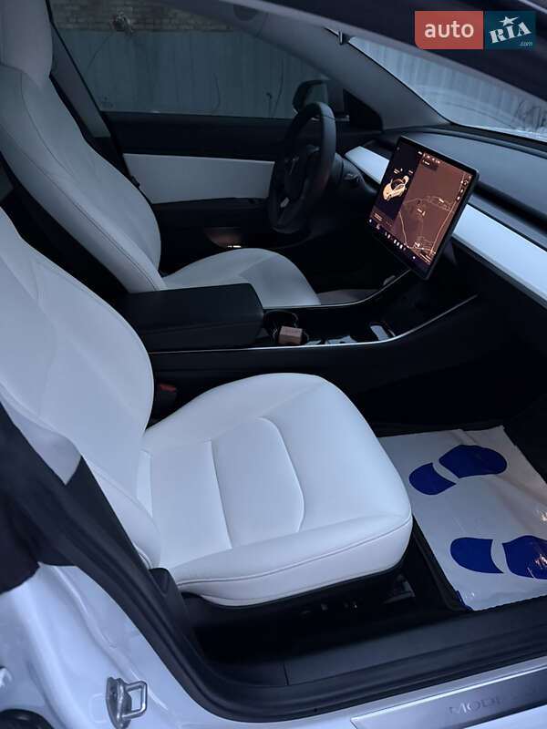 Седан Tesla Model 3 2019 в Винниках