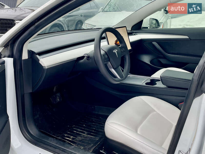 Седан Tesla Model 3 2023 в Львові